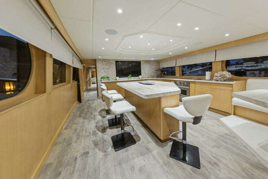 SAVOIR FAIRE 120ft Broward Yacht For Sale