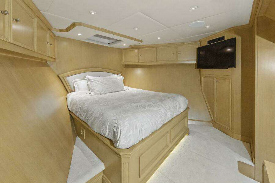 SAVOIR FAIRE 120ft Broward Yacht For Sale