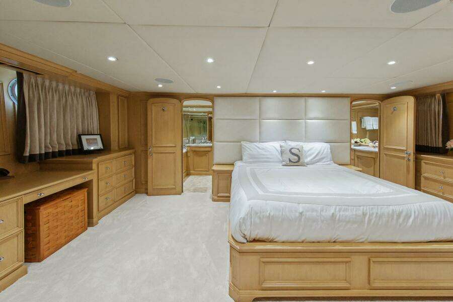SAVOIR FAIRE 120ft Broward Yacht For Sale