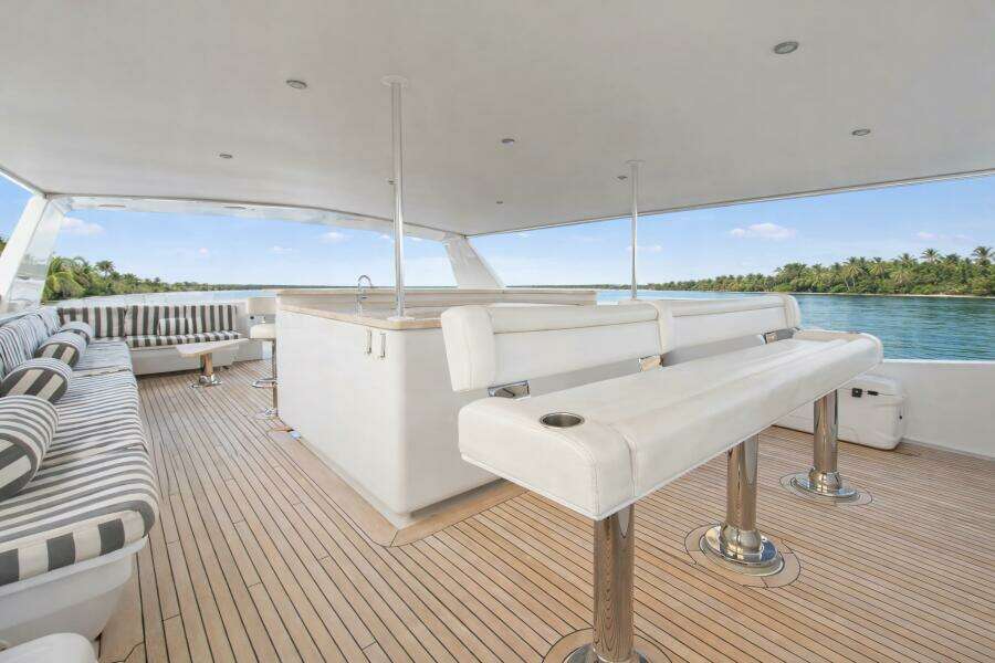 SAVOIR FAIRE 120ft Broward Yacht For Sale