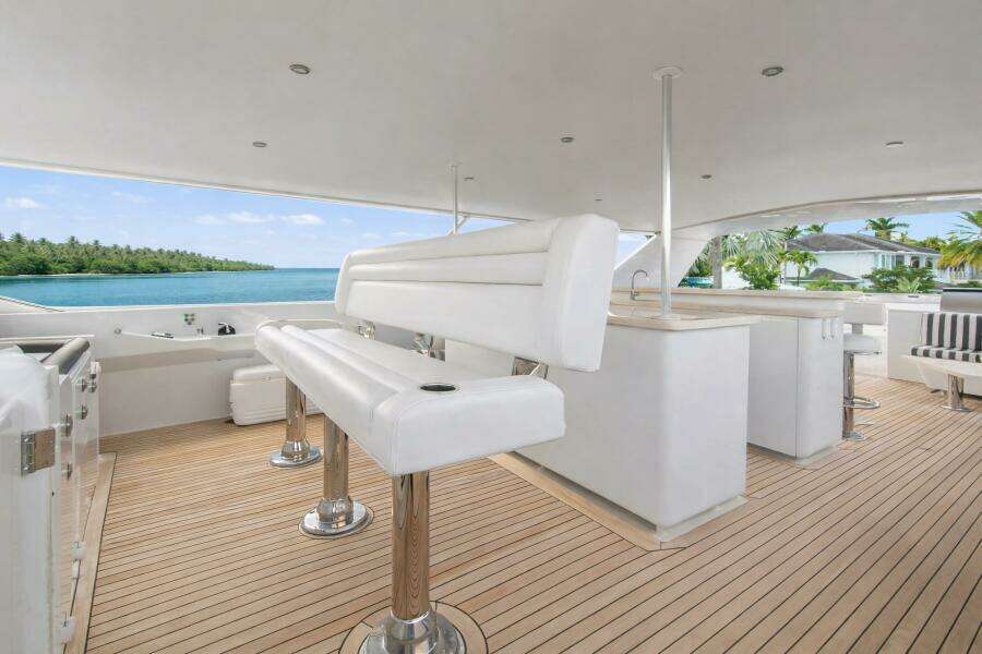 SAVOIR FAIRE 120ft Broward Yacht For Sale