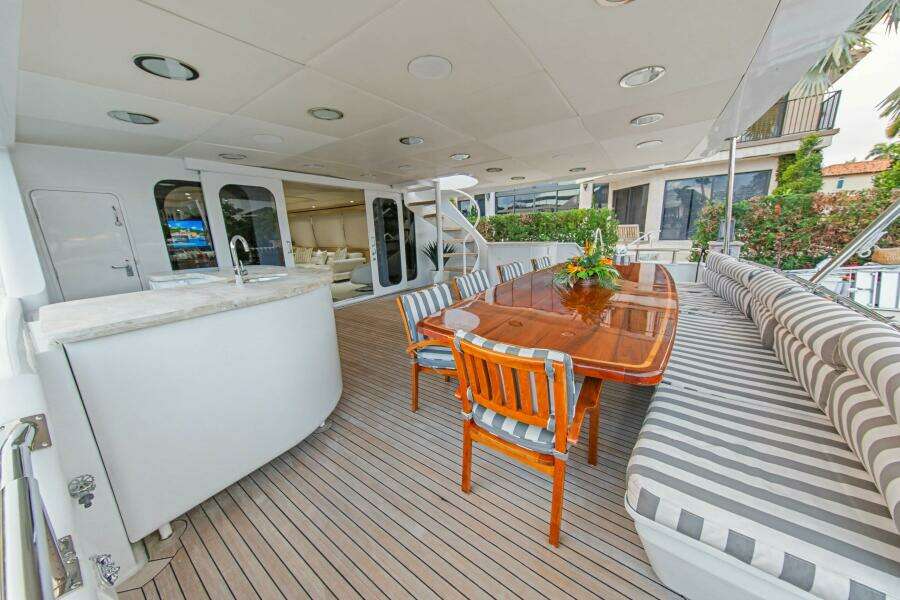 SAVOIR FAIRE 120ft Broward Yacht For Sale