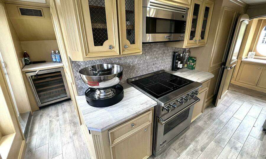 SAVOIR FAIRE 120ft Broward Yacht For Sale