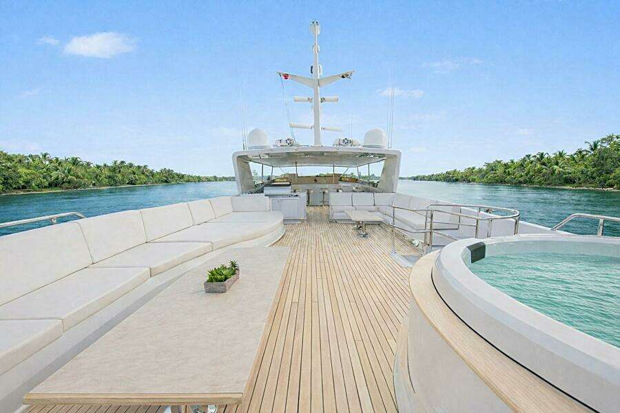 SAVOIR FAIRE 120ft Broward Yacht For Sale