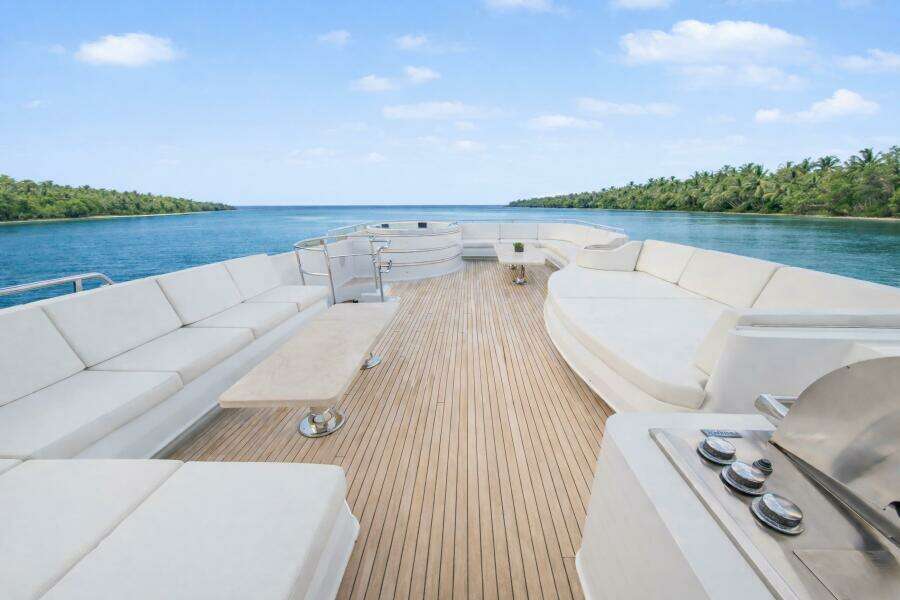 SAVOIR FAIRE 120ft Broward Yacht For Sale