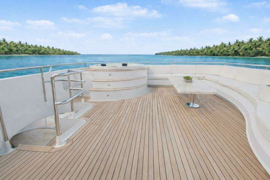 SAVOIR FAIRE 120ft Broward Yacht For Sale