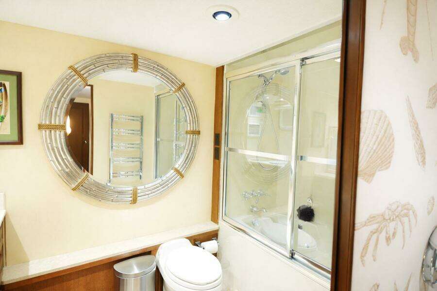 BURNING DAYLIGHT 96ft Broward Yacht For Sale