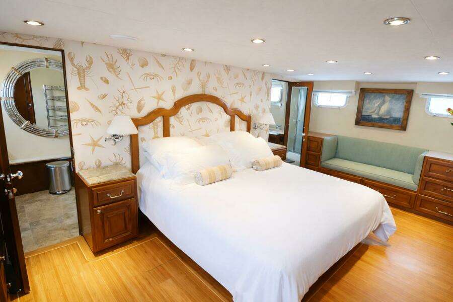 BURNING DAYLIGHT 96ft Broward Yacht For Sale