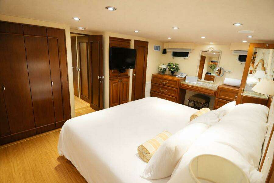 BURNING DAYLIGHT 96ft Broward Yacht For Sale