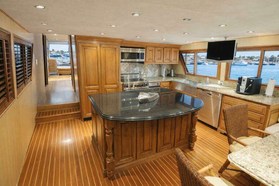 BURNING DAYLIGHT 96ft Broward Yacht For Sale