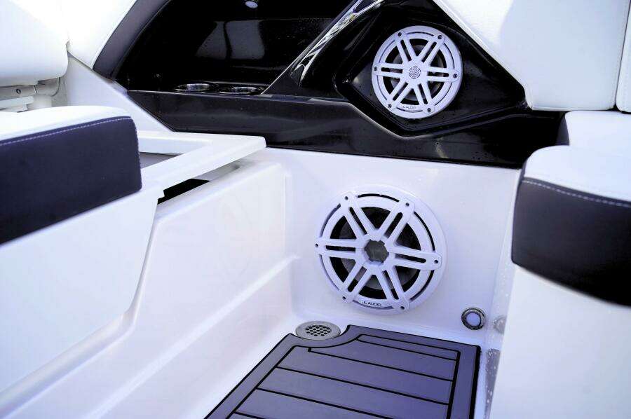 27ft Monterey Yacht For Sale