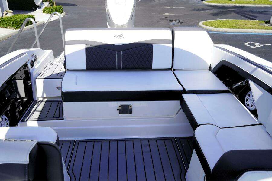 27ft Monterey Yacht For Sale