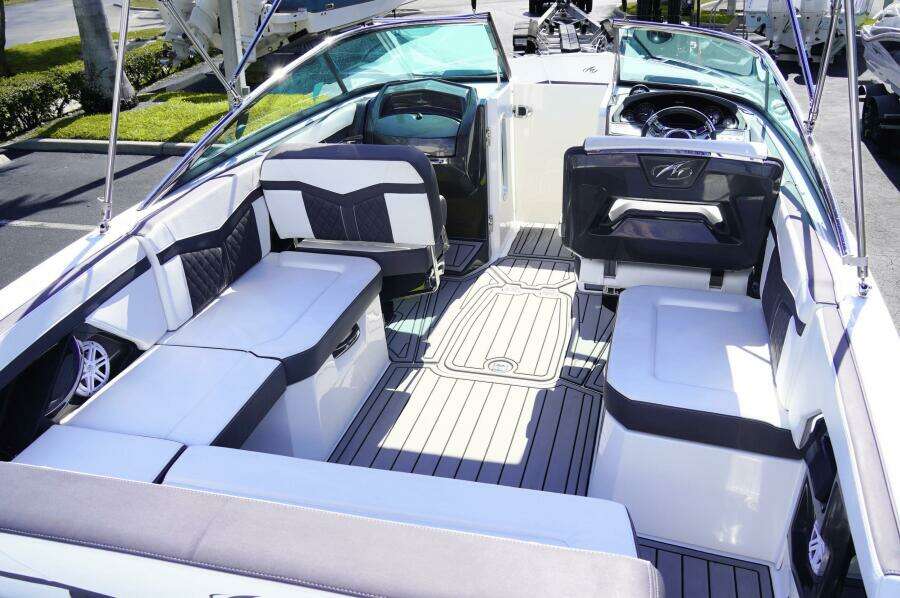 27ft Monterey Yacht For Sale