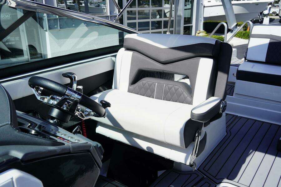 27ft Monterey Yacht For Sale