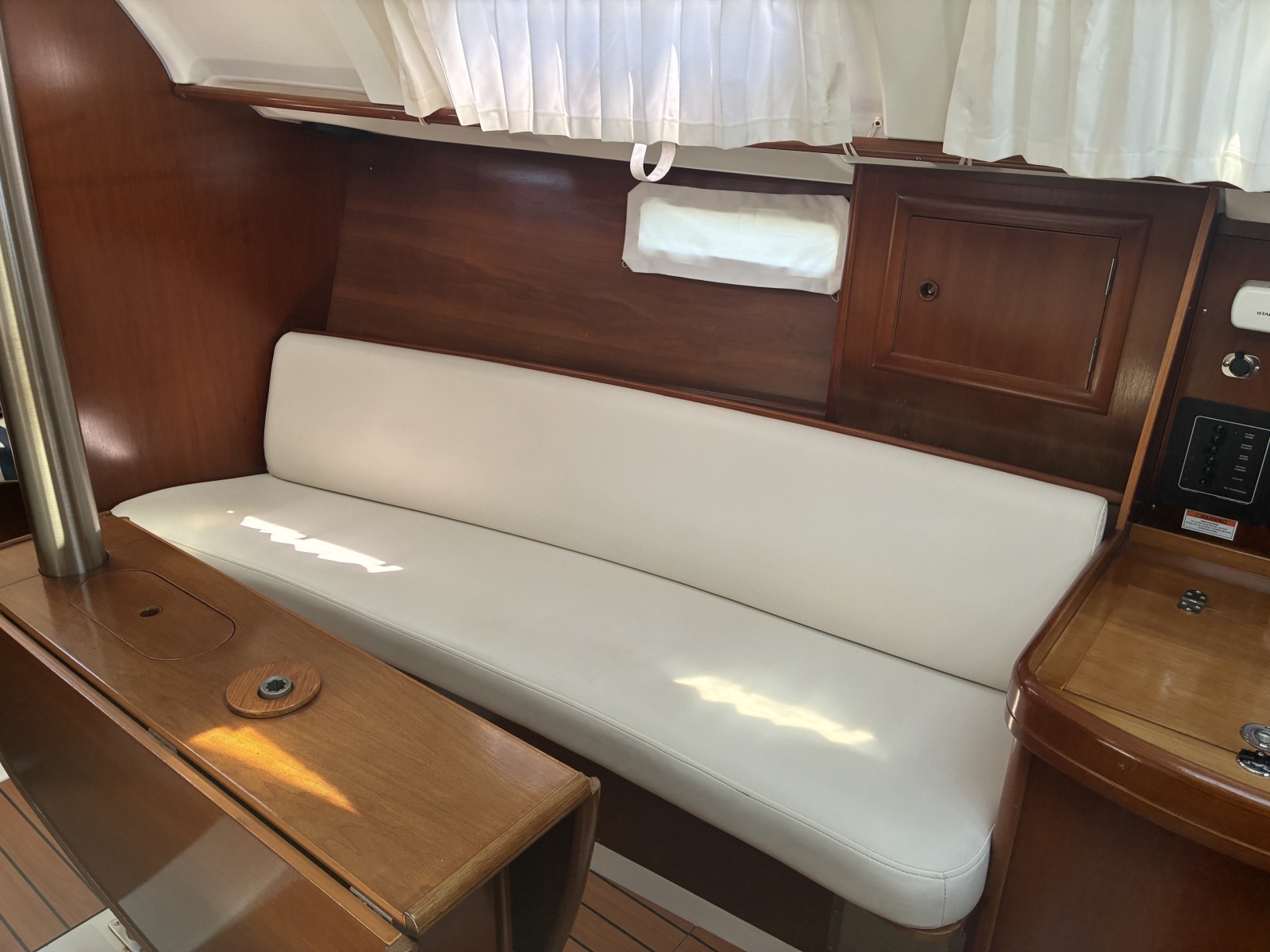 2003 Beneteau Oceanis 311 - Starboard settee