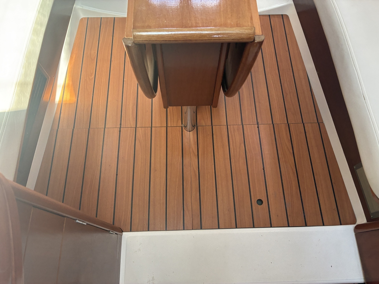 2003 Beneteau Oceanis 311 - Cabin sole