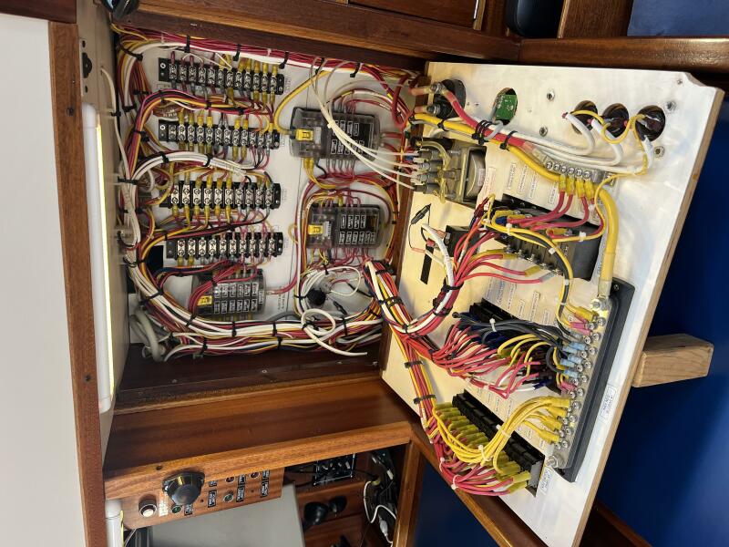 43' 2010 Lavranos 43