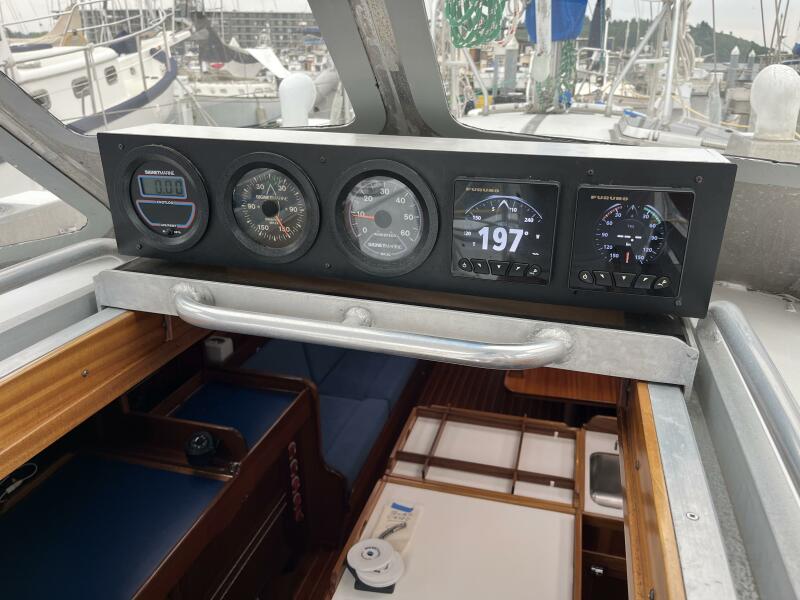 43' 2010 Lavranos 43