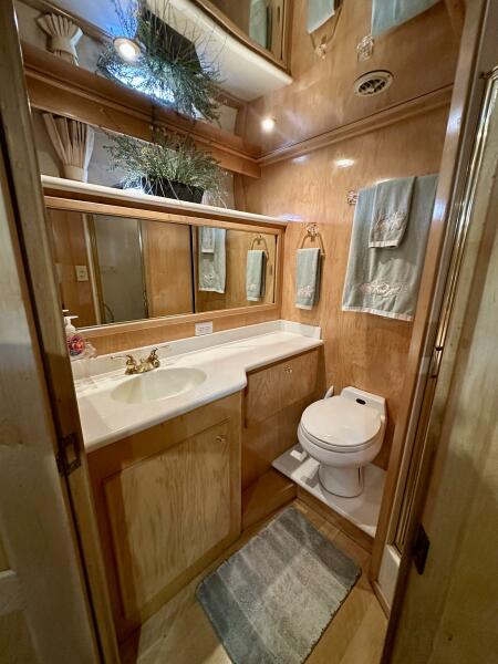 49' 2000 Navigator 4600 Classic