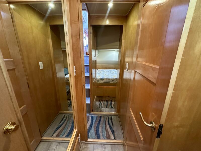 49' 2000 Navigator 4600 Classic