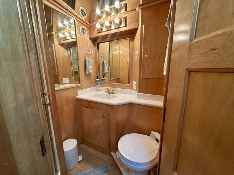 49' 2000 Navigator 4600 Classic