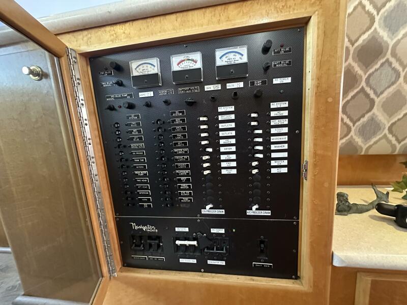 49' 2000 Navigator 4600 Classic