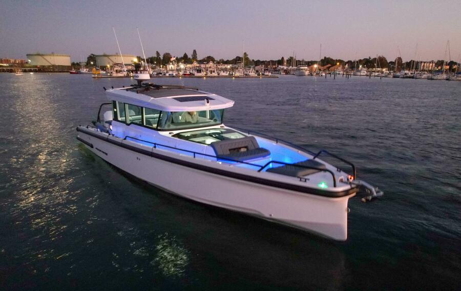 37' 2022 Axopar 37 XC Cross Cabin