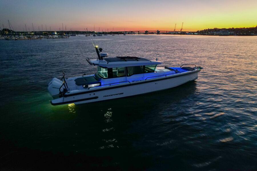 37' 2022 Axopar 37 XC Cross Cabin