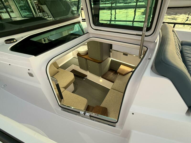 37' 2022 Axopar 37 XC Cross Cabin