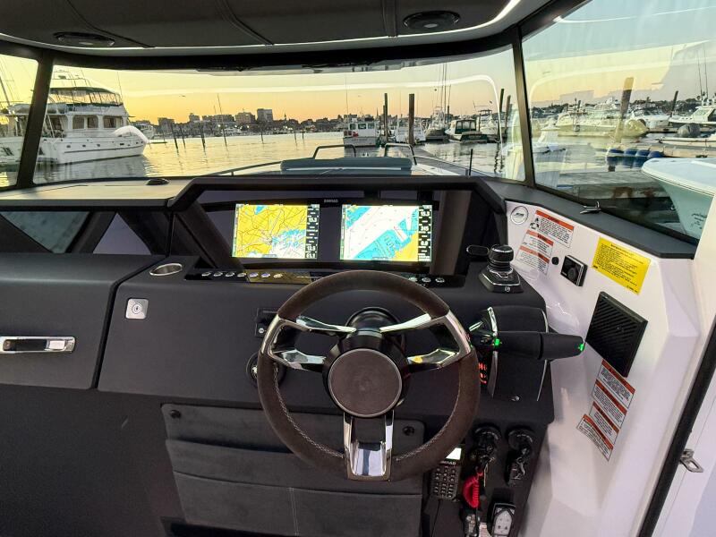 37' 2022 Axopar 37 XC Cross Cabin