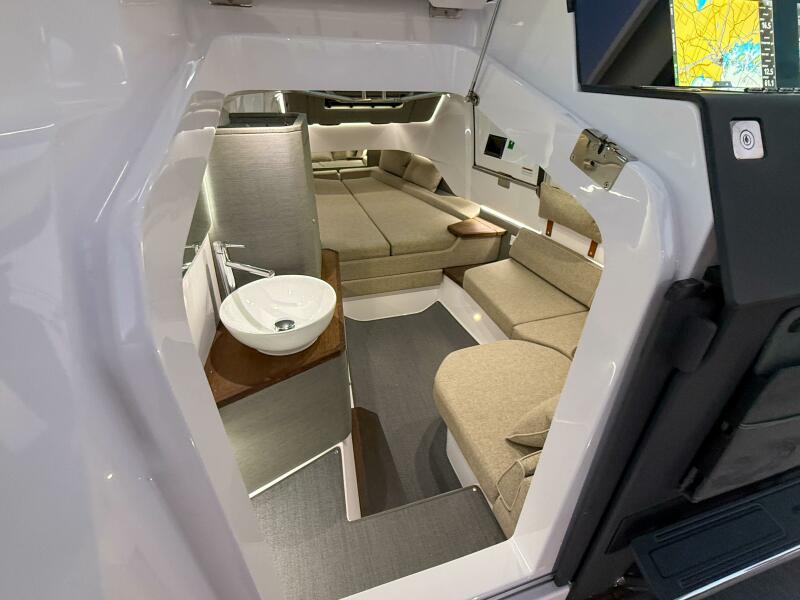 37' 2022 Axopar 37 XC Cross Cabin