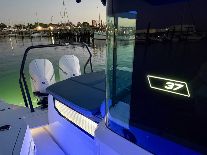 37' 2022 Axopar 37 XC Cross Cabin
