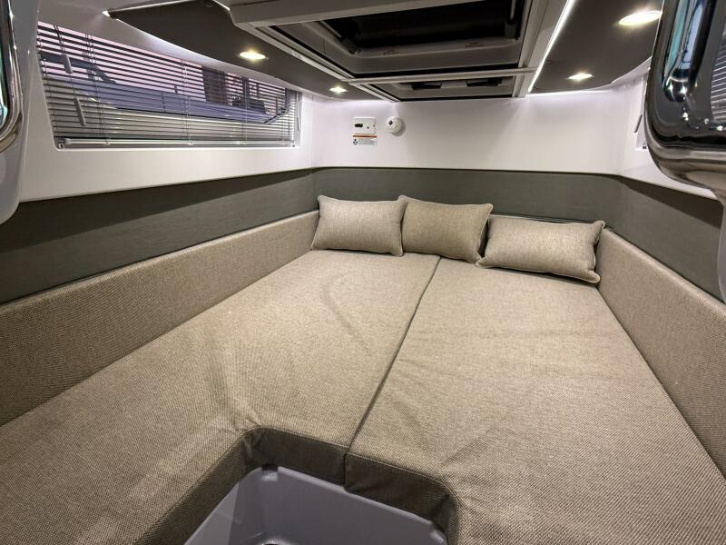 37' 2022 Axopar 37 XC Cross Cabin