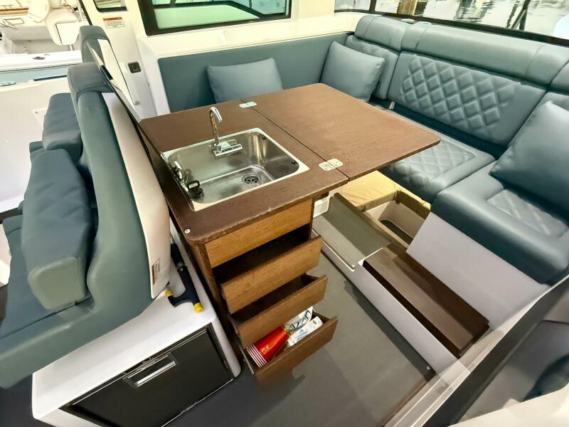 37' 2022 Axopar 37 XC Cross Cabin
