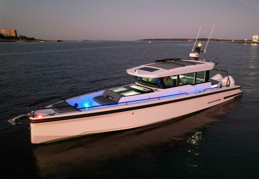 37' 2022 Axopar 37 XC Cross Cabin
