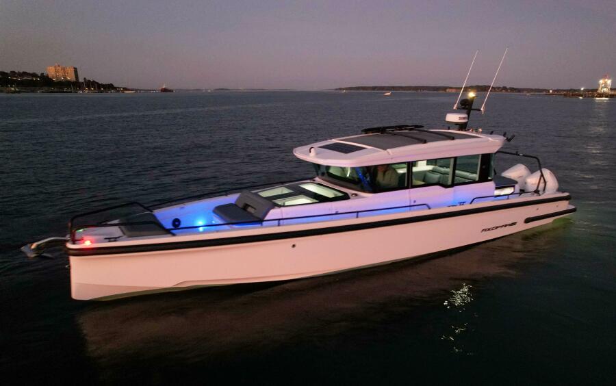 37' 2022 Axopar 37 XC Cross Cabin