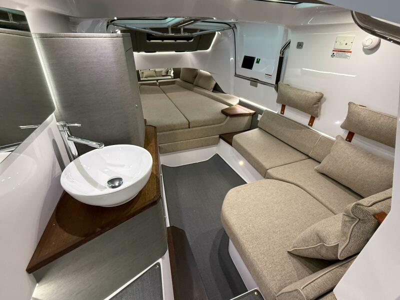 37' 2022 Axopar 37 XC Cross Cabin