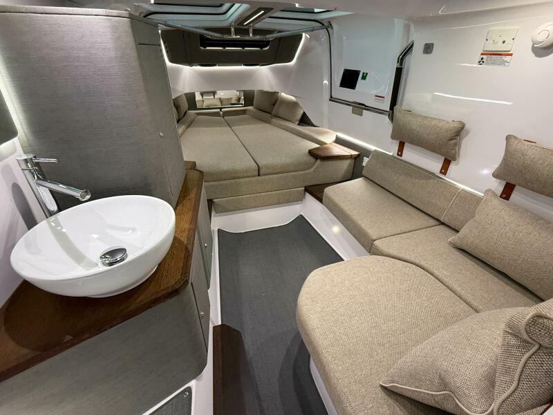 37' 2022 Axopar 37 XC Cross Cabin