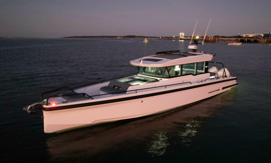 37' 2022 Axopar 37 XC Cross Cabin
