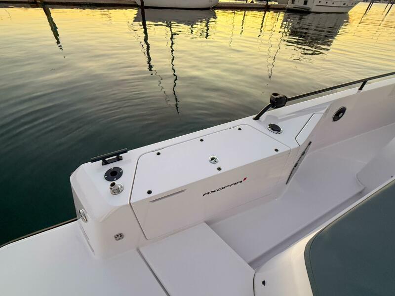 37' 2022 Axopar 37 XC Cross Cabin