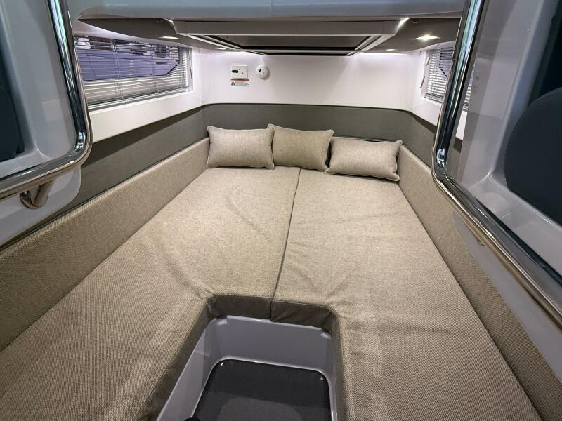 37' 2022 Axopar 37 XC Cross Cabin