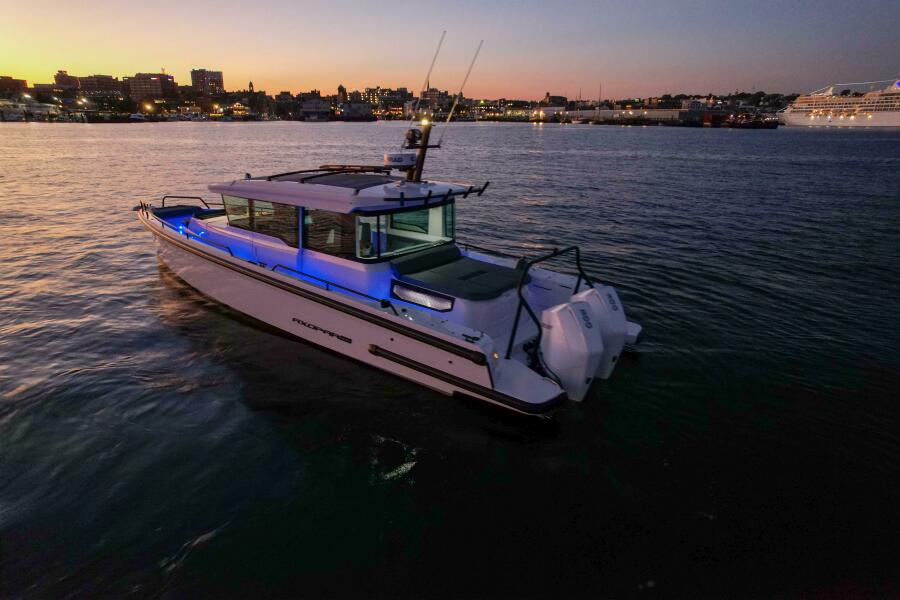 37' 2022 Axopar 37 XC Cross Cabin