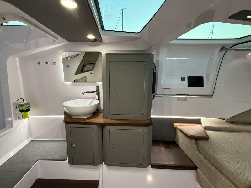 37' 2022 Axopar 37 XC Cross Cabin