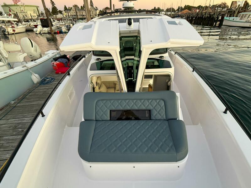 37' 2022 Axopar 37 XC Cross Cabin