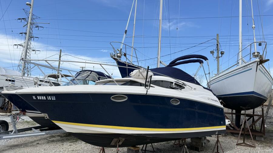 25' 2007 Regal 2565 Window Express