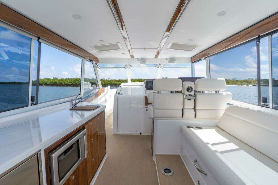 MJM 47X 47-003 - Outdoor galley and seating