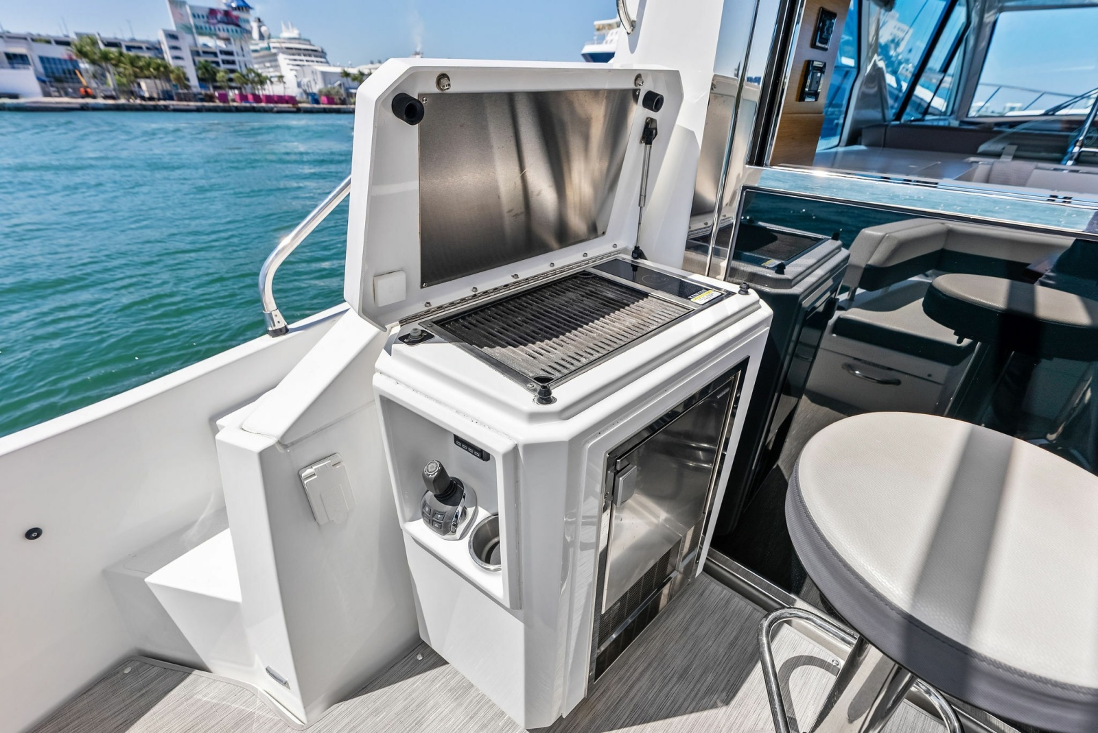 54' 2019 Cruisers Yachts 54 Cantius