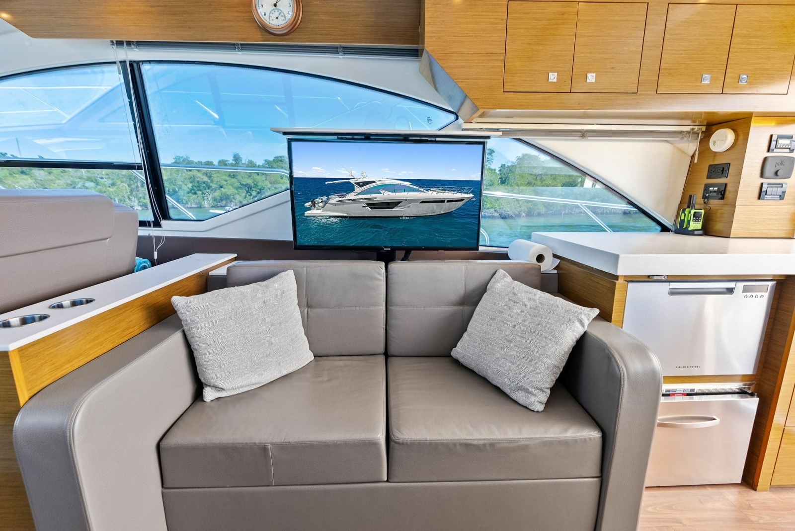 2019 Cruisers Yachts 54 Cantius