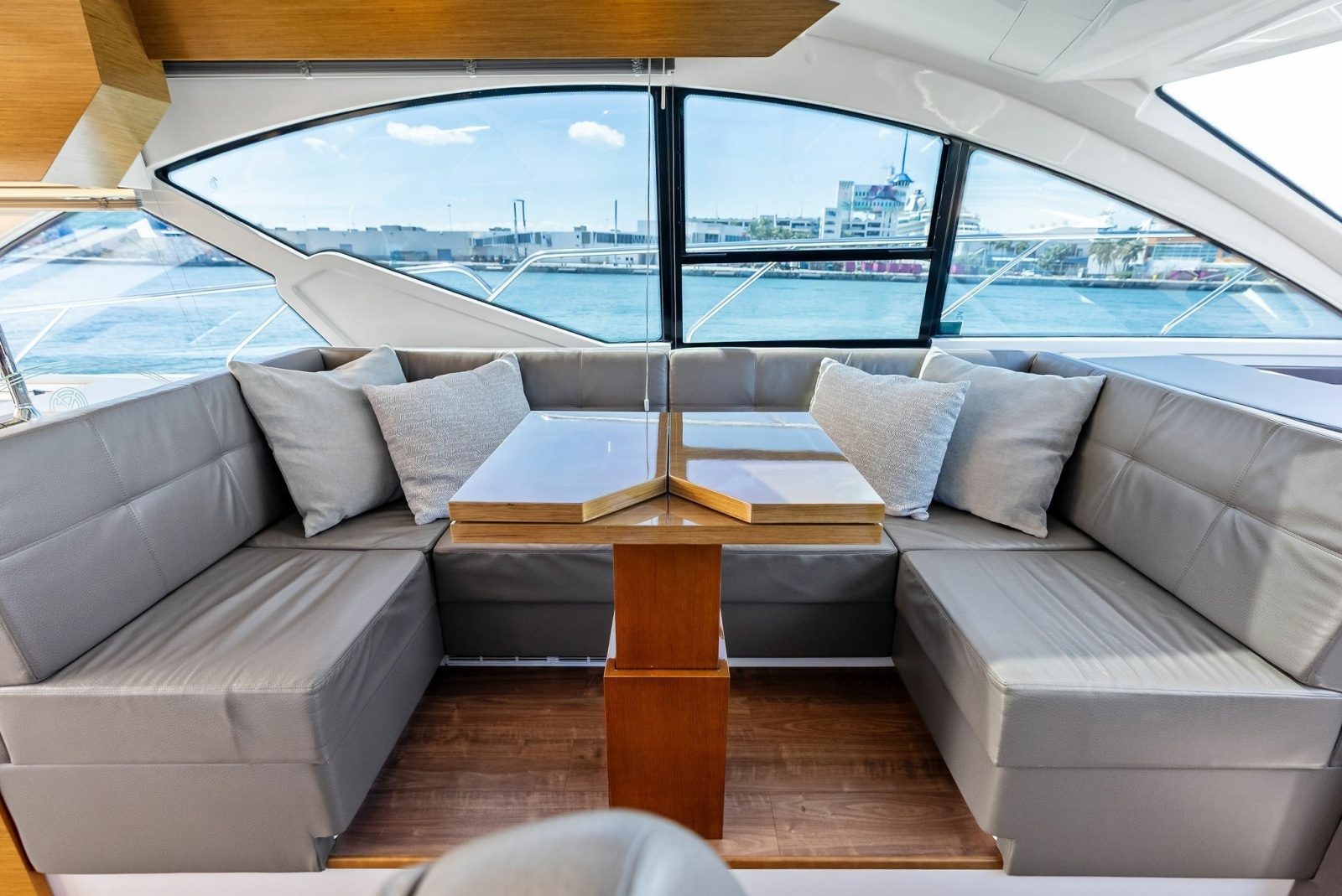 2019 Cruisers Yachts 54 Cantius