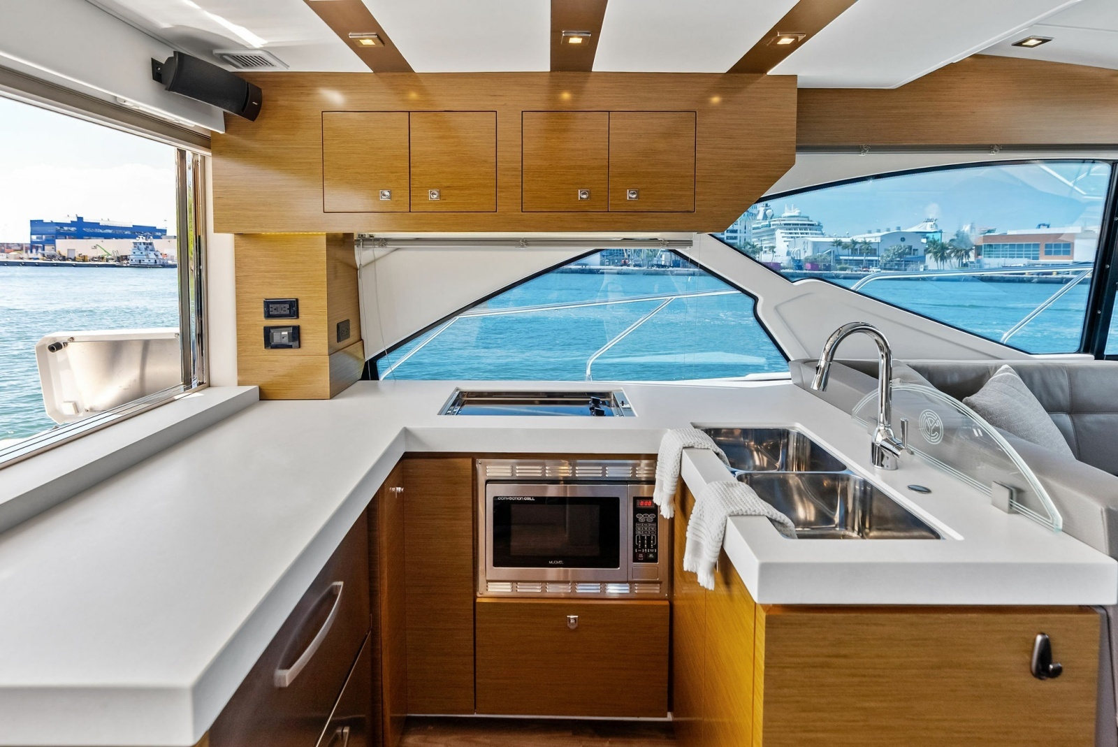 2019 Cruisers Yachts 54 Cantius